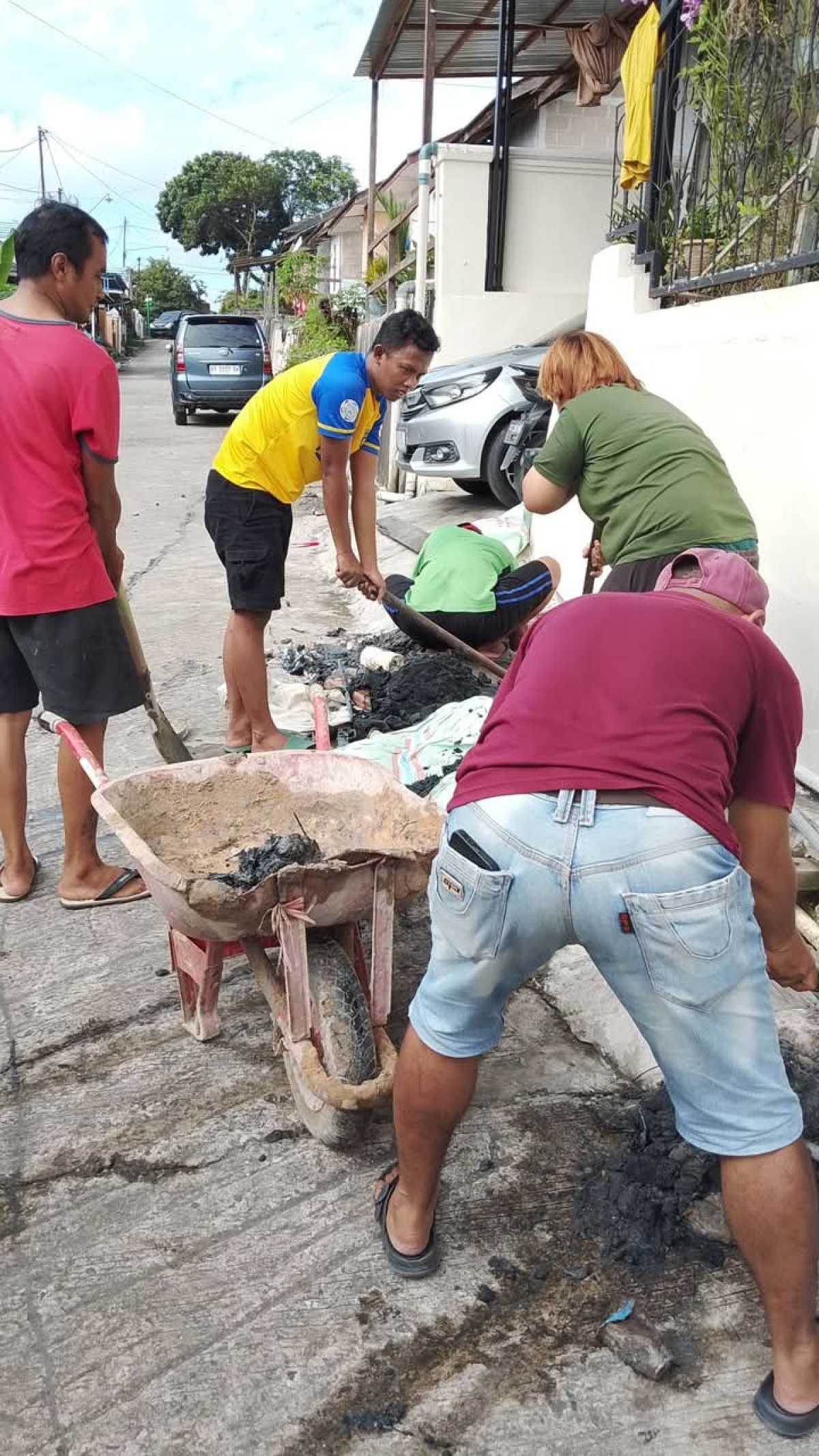 Membersihkan parit di Blok G dan F atas