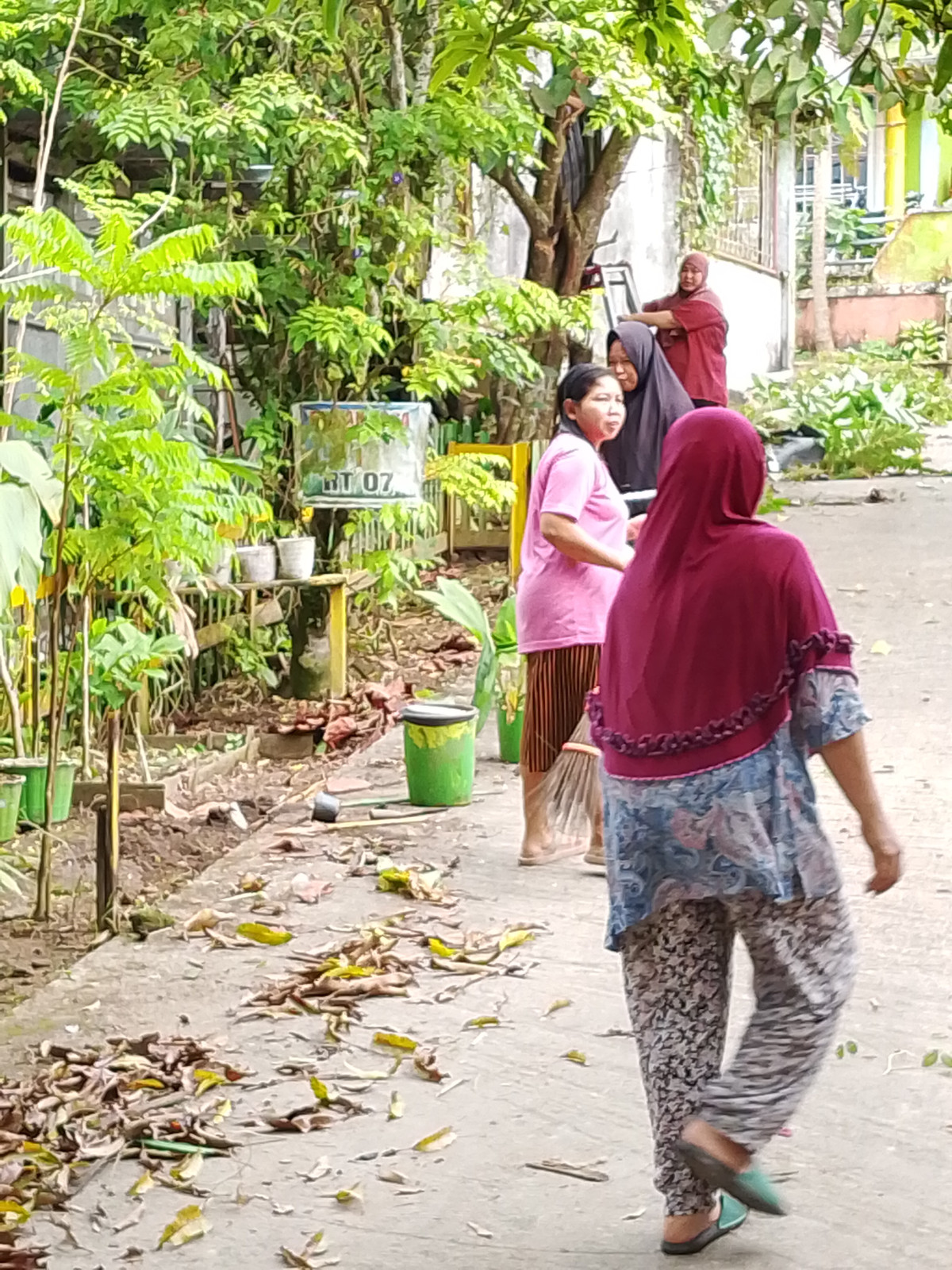 Membersihkan Taman Toga RT 07