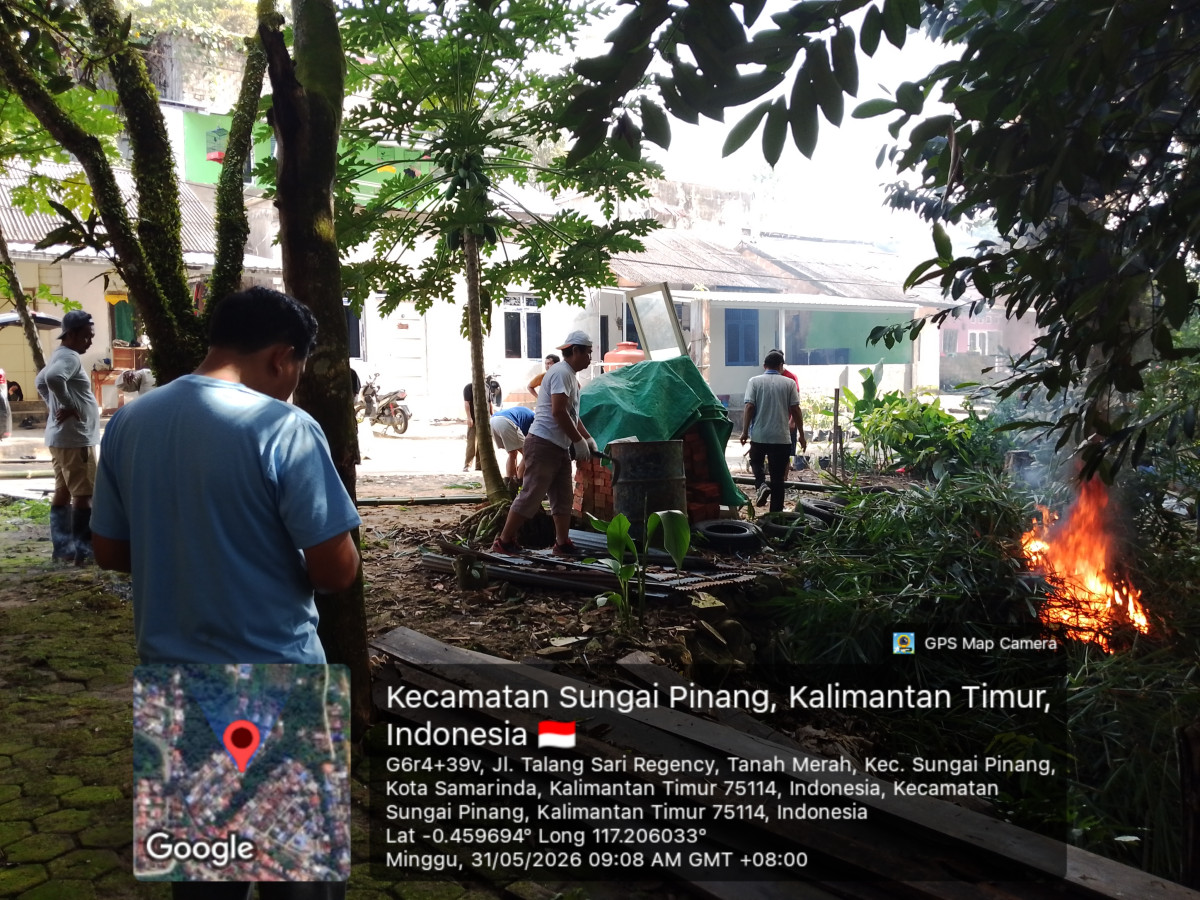 Gotong royong di blok G ( bawah)