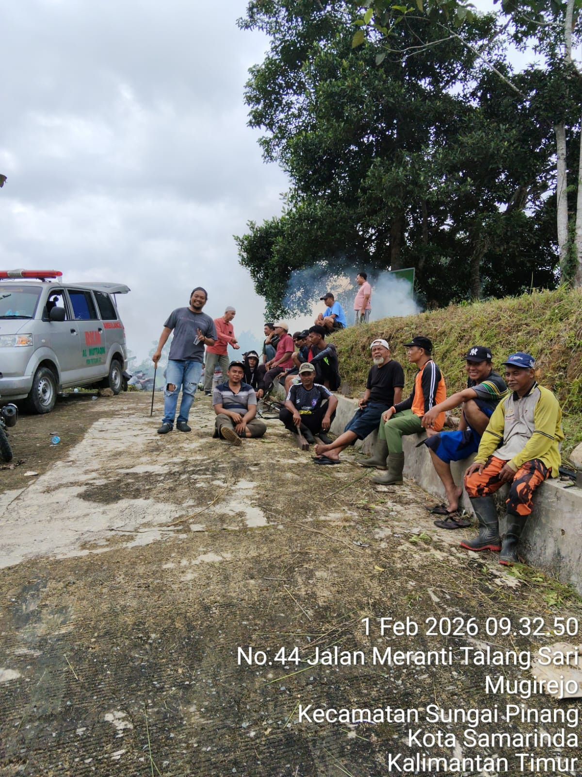 Membersihkan makam perum talang sari