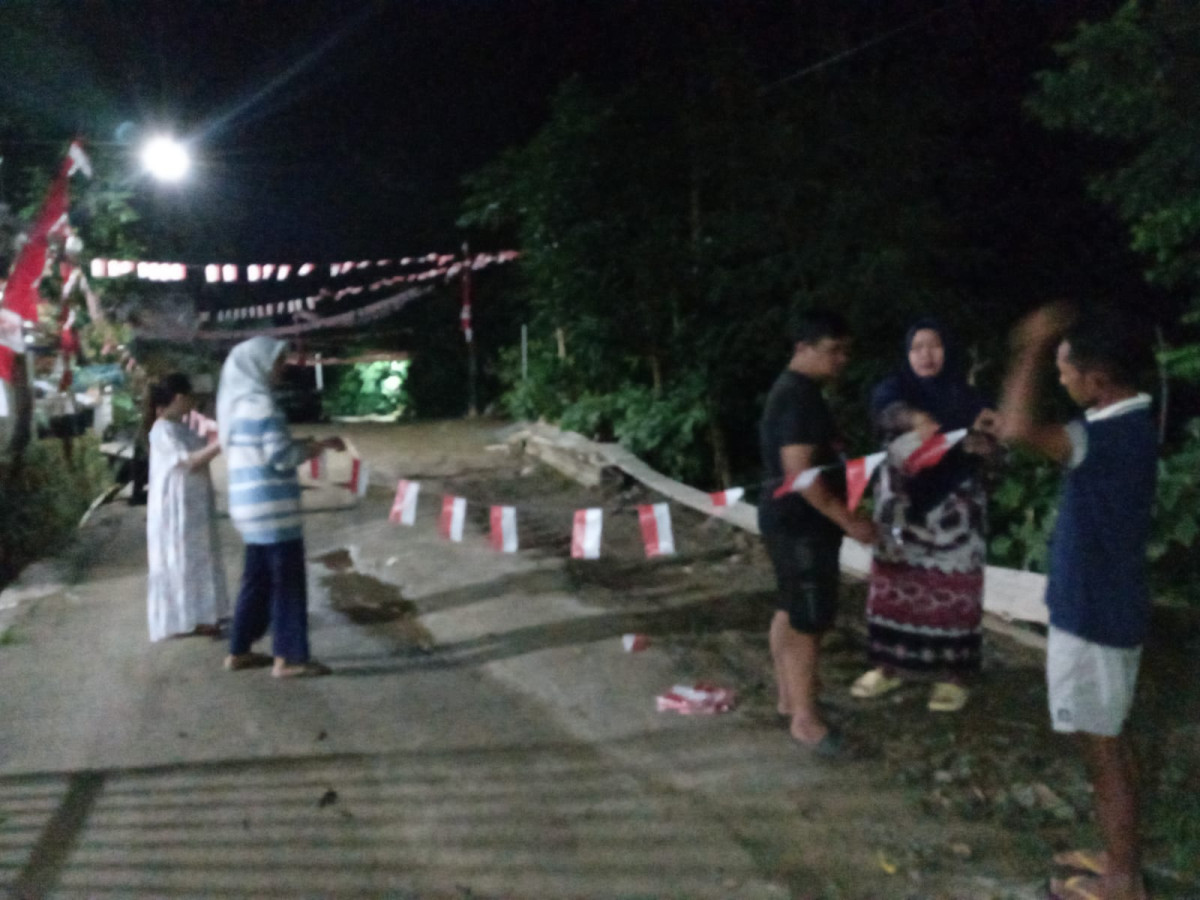 Gotong royong memasang bendera
