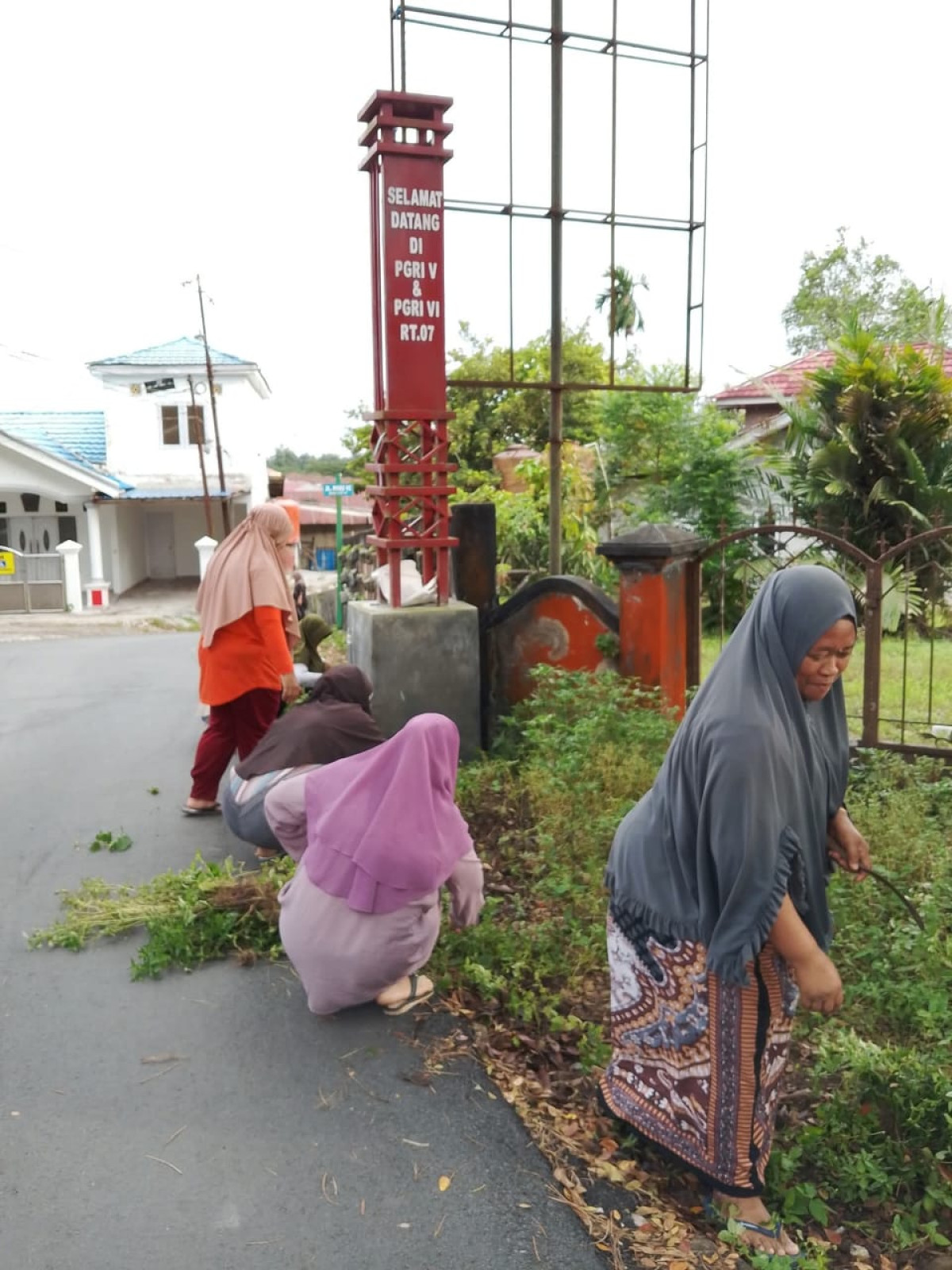 GOTONG ROYONG MEMBERSIHKAN GAPURA RT 07