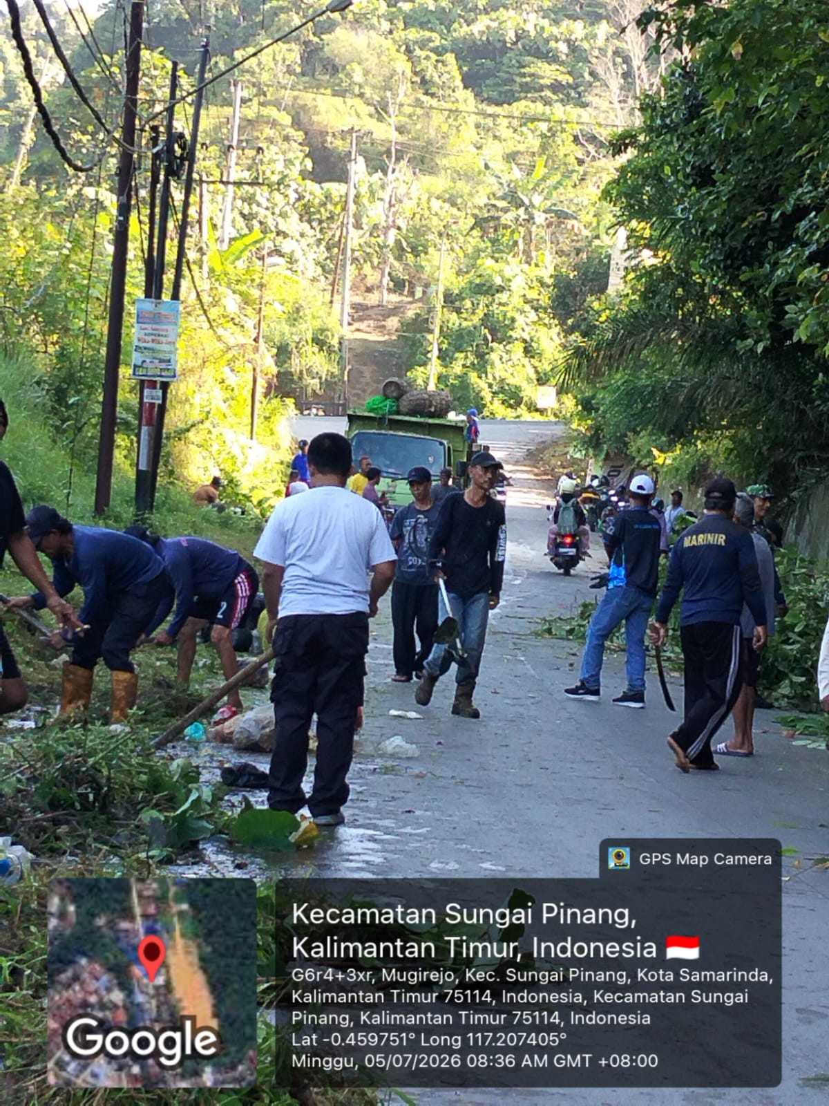 Gotong royong membersihkan gapura talangsari