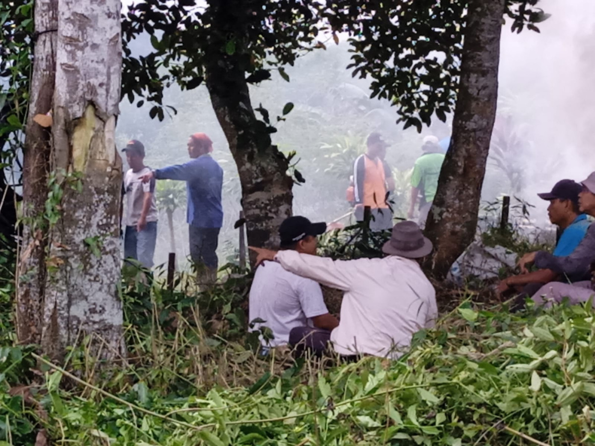 Gotong Royong membersihkan Kuburan