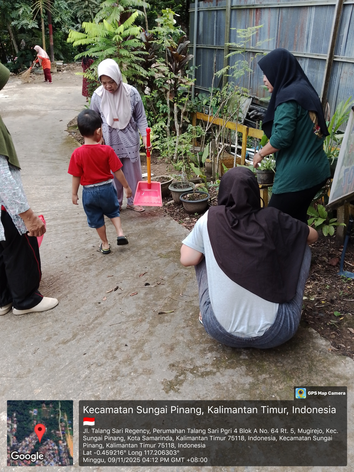 Gotong Royong membersihkan taman toga