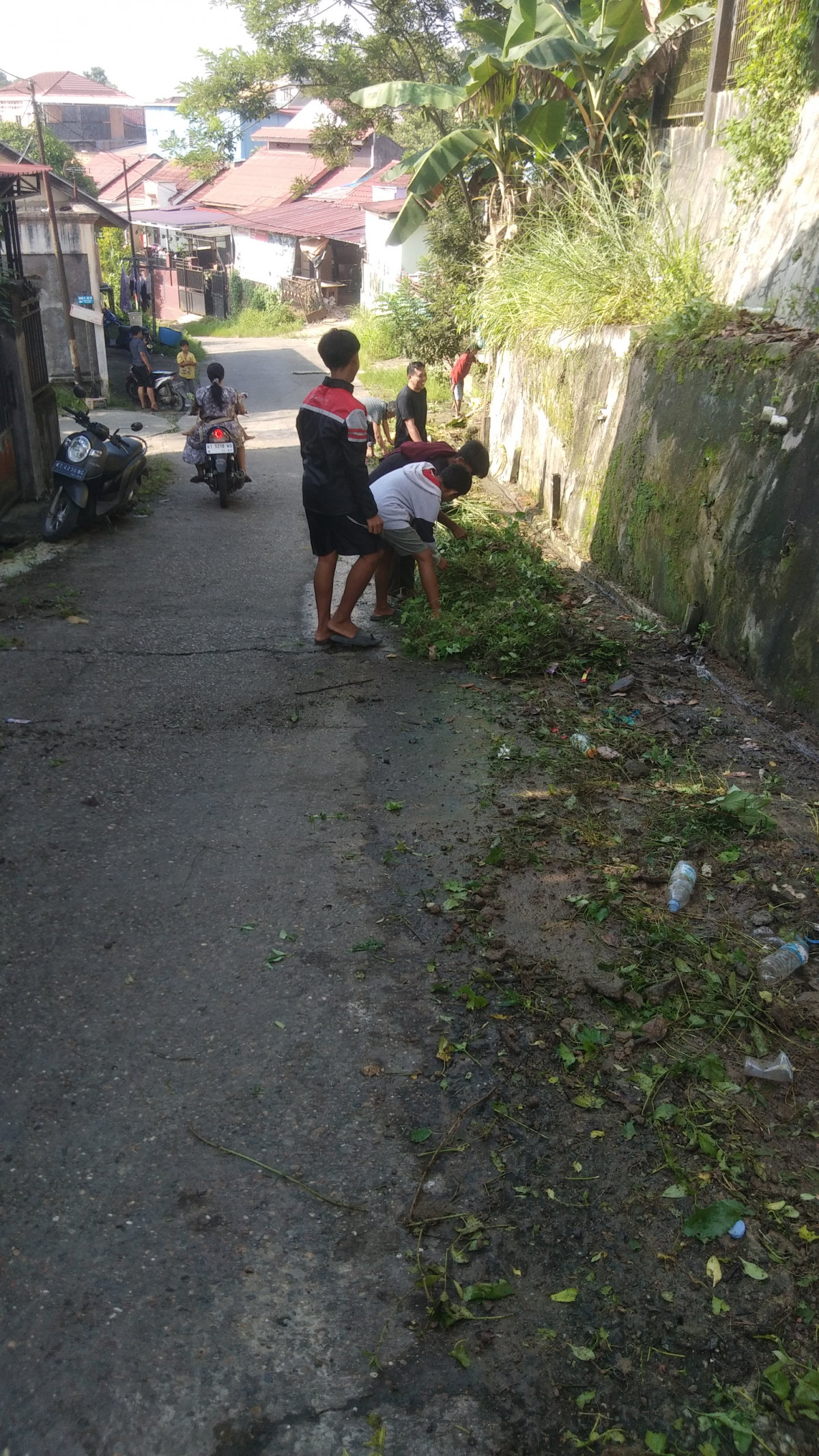Kerja bakti membersihkan lingkungan RT 07