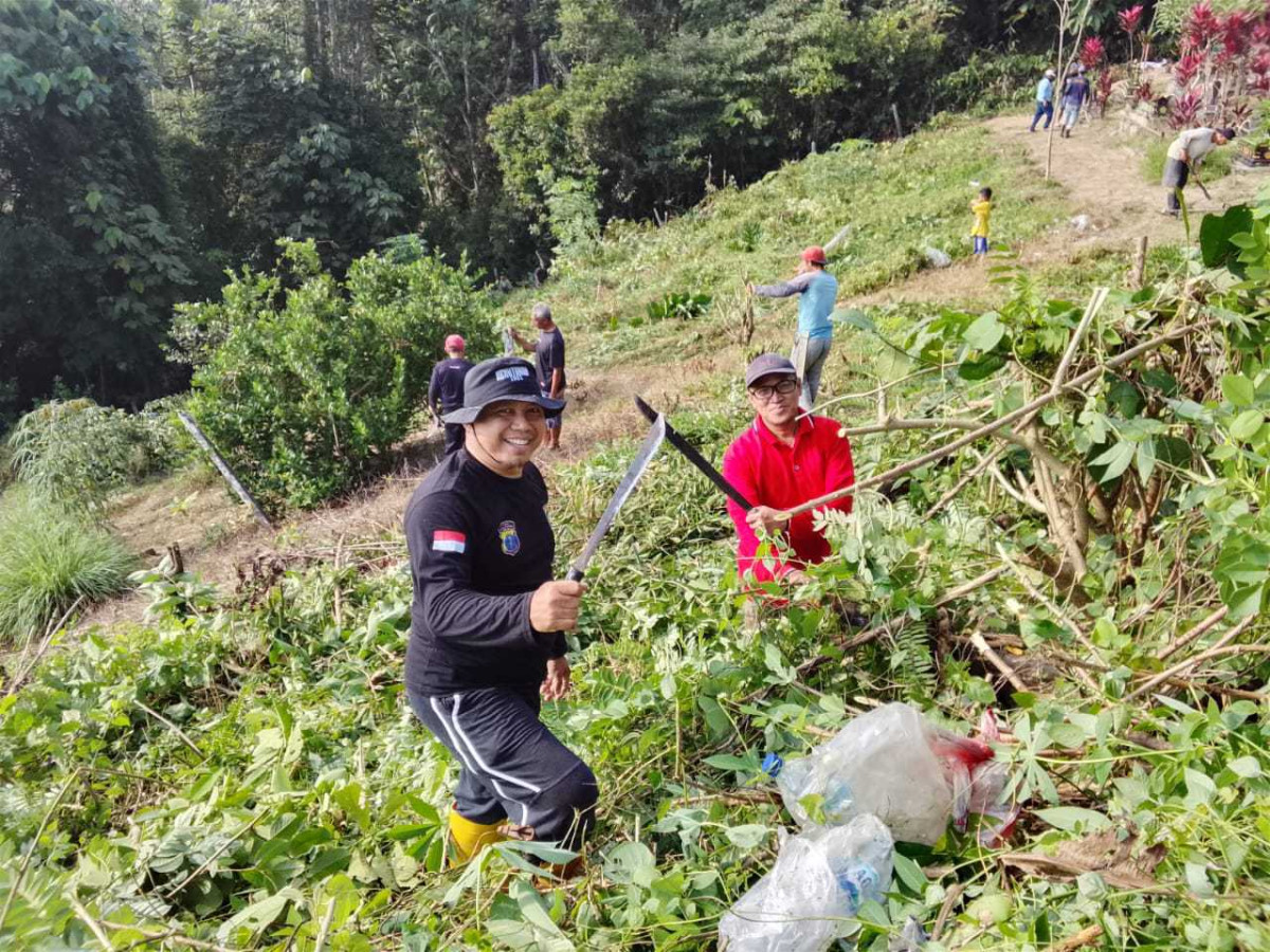 Gotong royong pembersihan makam