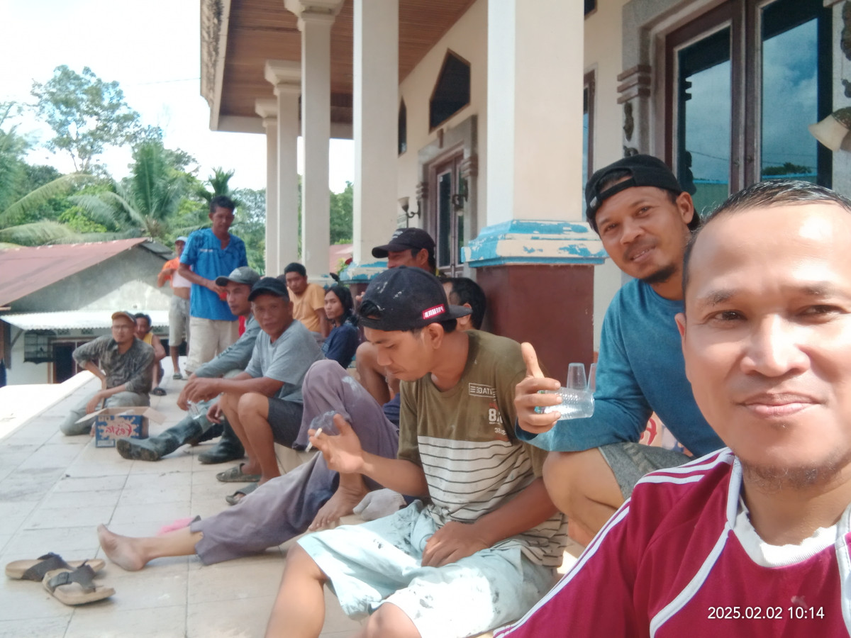 Membersihkan langgar Nurul Falah