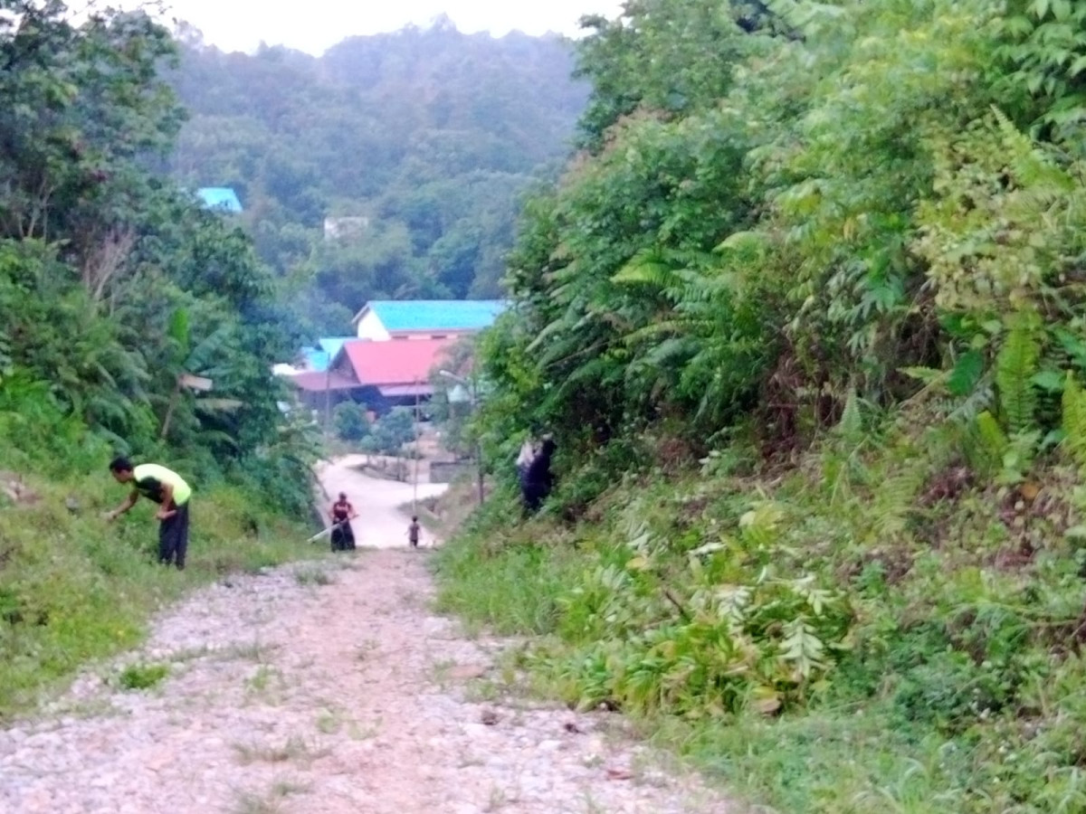 Gotong royong membersihkan jalan mama faris