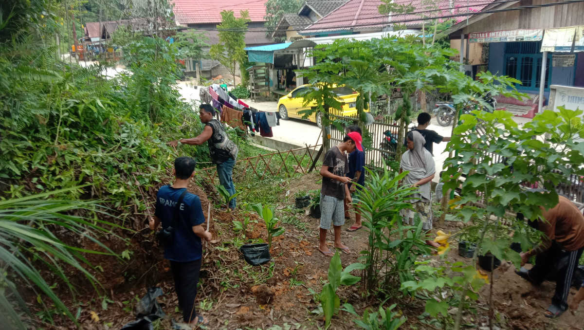 Membersihkan taman dasawisma
