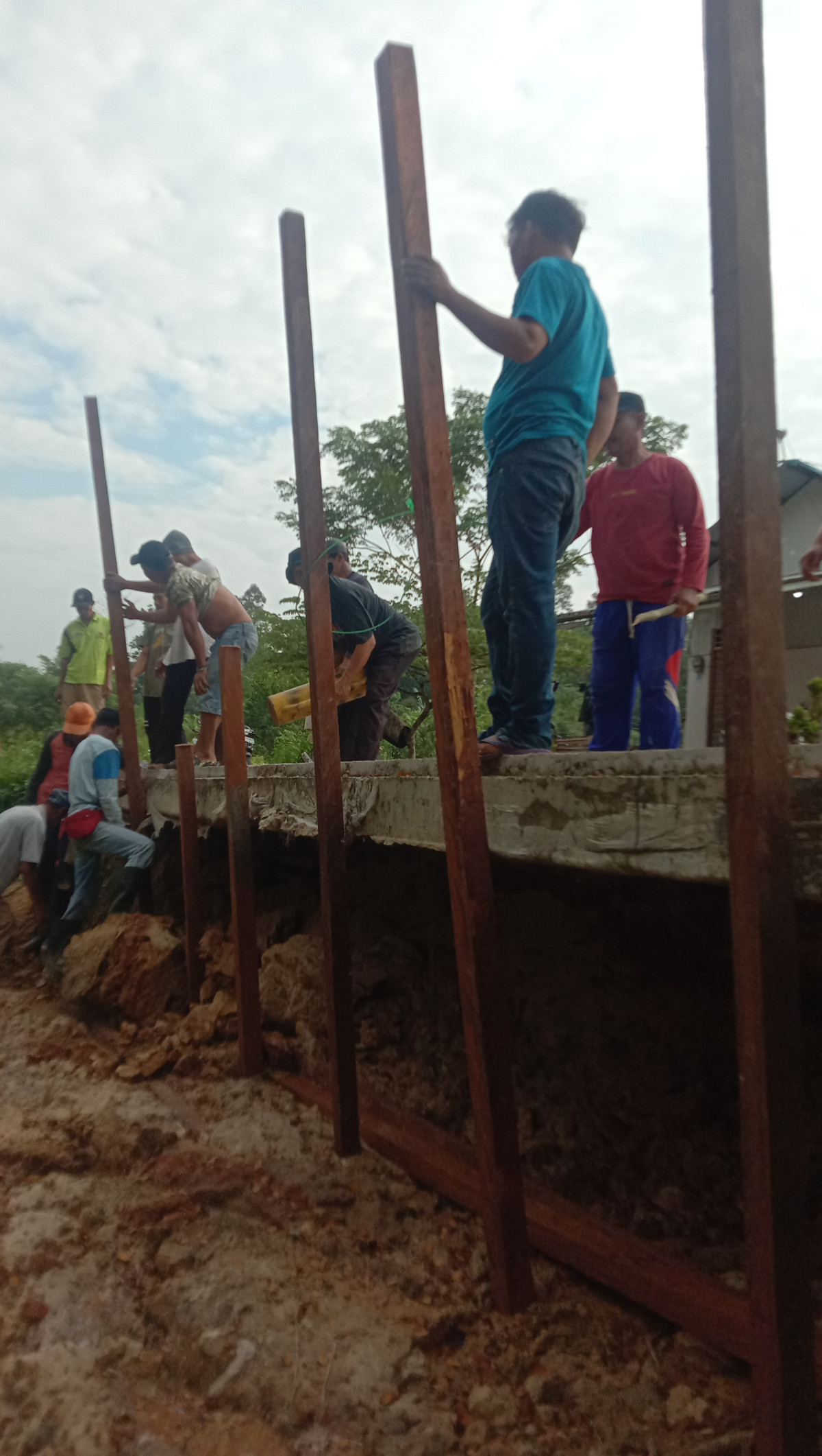 Pembersihan paret dan bahu jalan