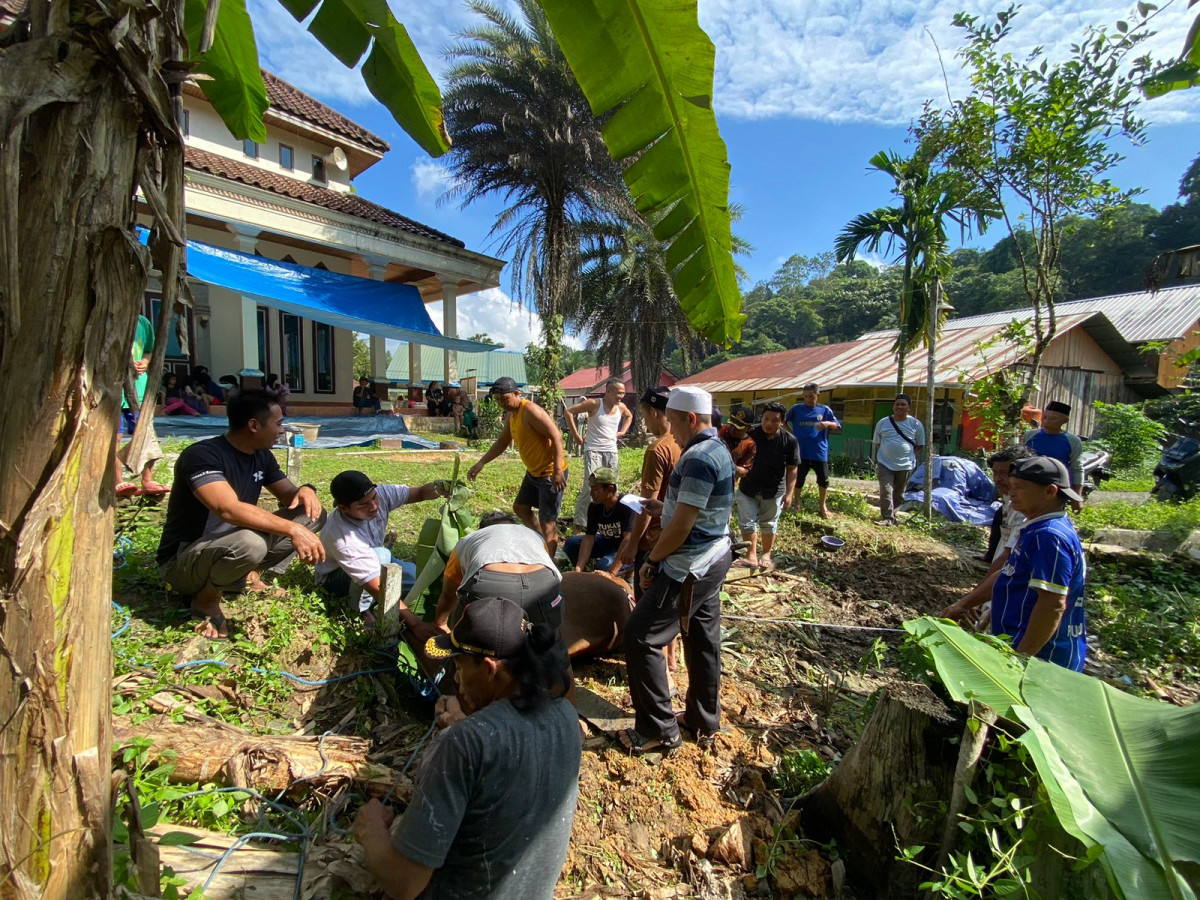 Gotong royong pemotongan hewan Qurban