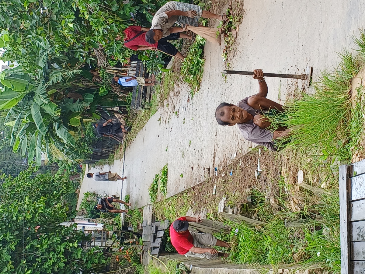 Kerja bakti membersihkan parit