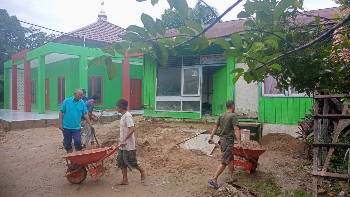 Bersihkan halaman mushola SD 006