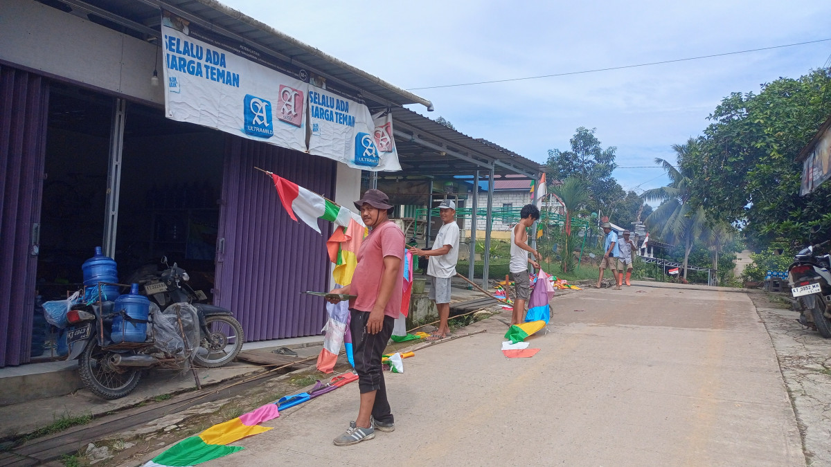 Pasang umbul umbul