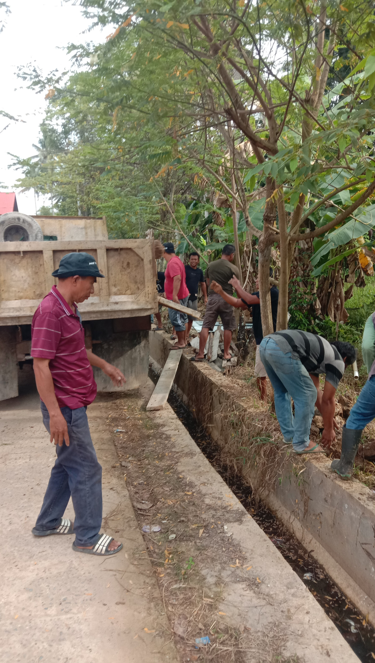 Kegiatan gotong royong musolah