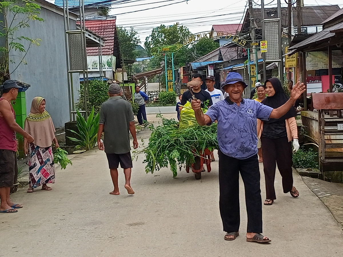Gotong royong warga RT 16