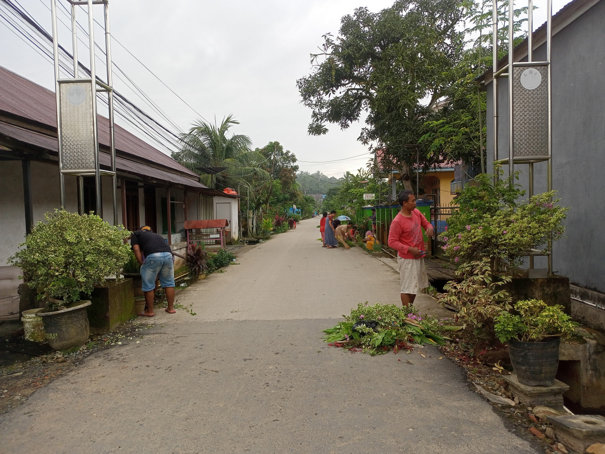 Gotong royong warga RT 16