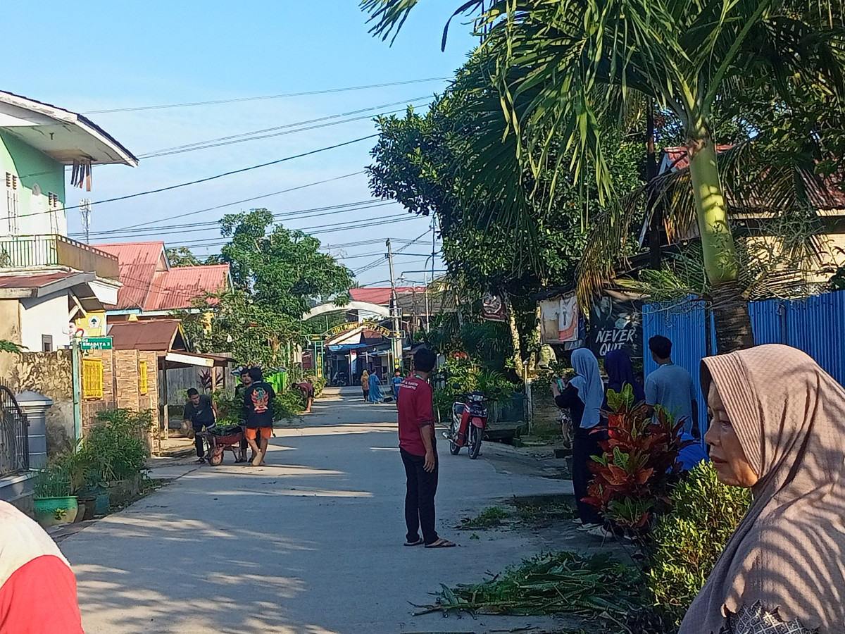 Gotong royong warga RT 16