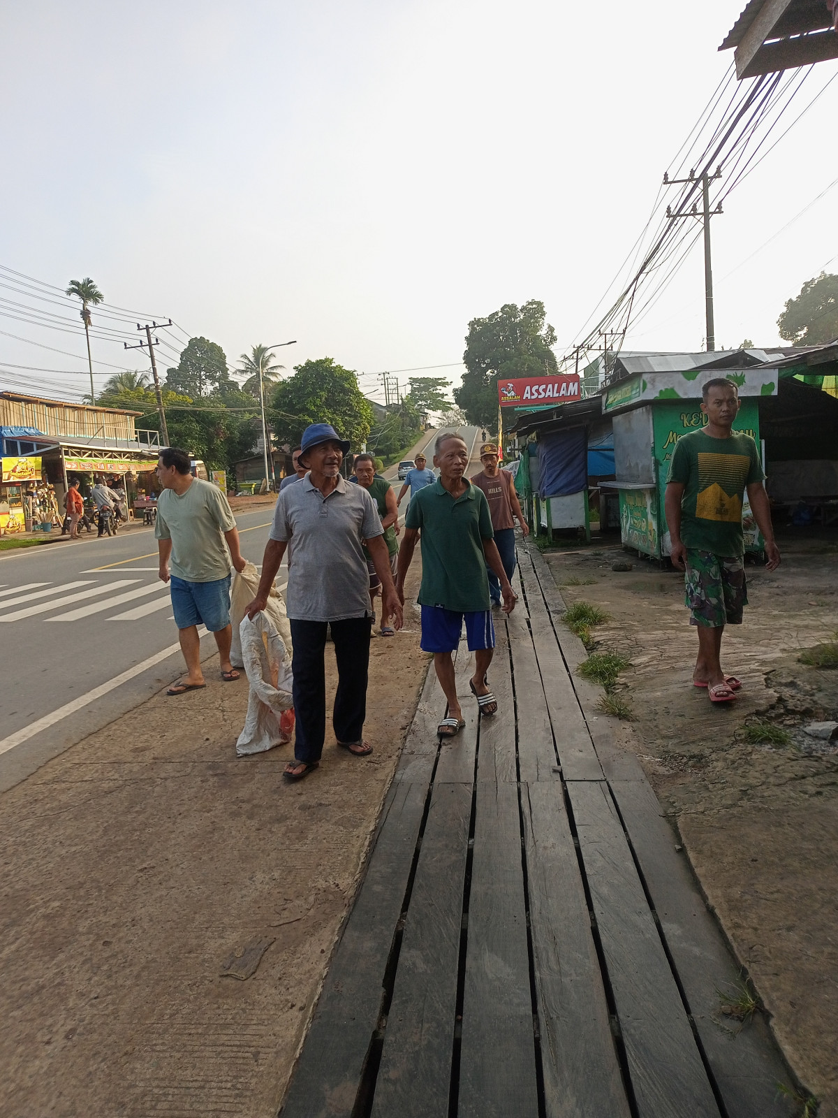 Gotong royong warga RT 16