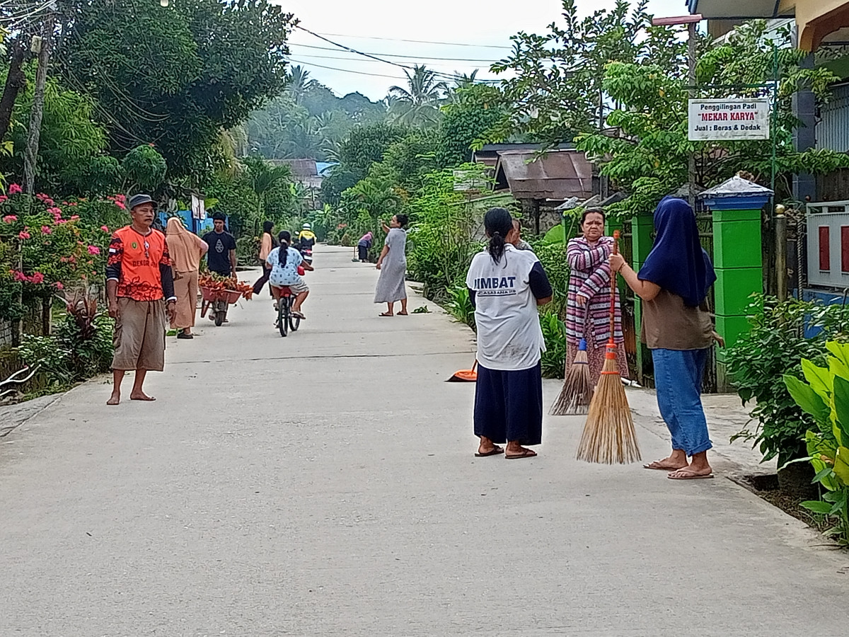 Gotong royong warga RT 16