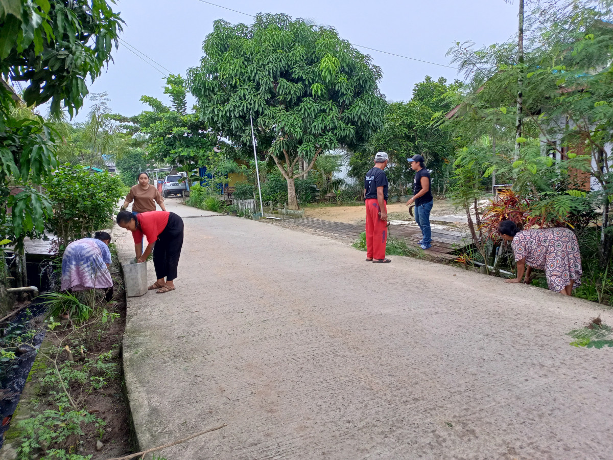 Gotong royong warga RT 16
