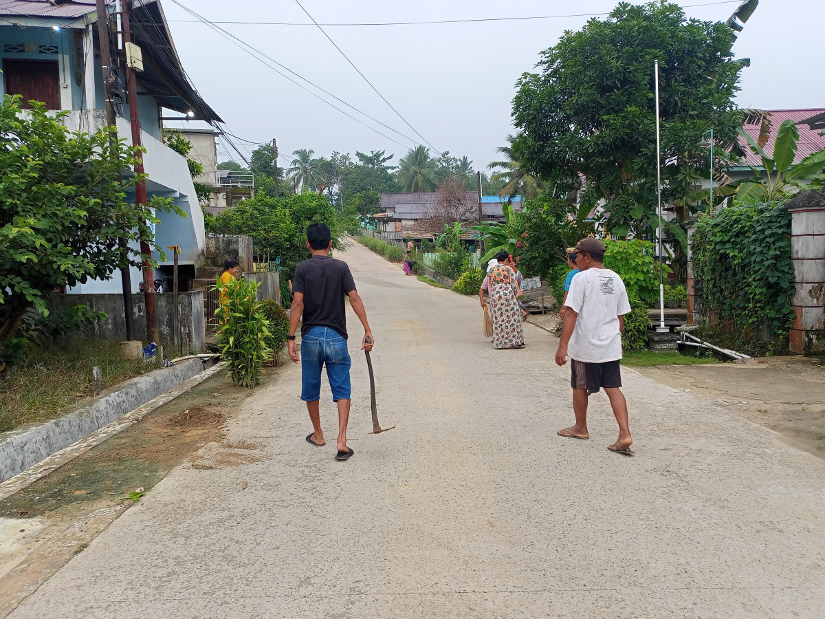 Gotong royong warga RT 16