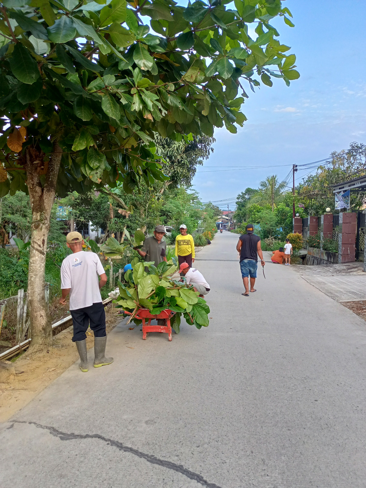 Gotong royong warga RT 16