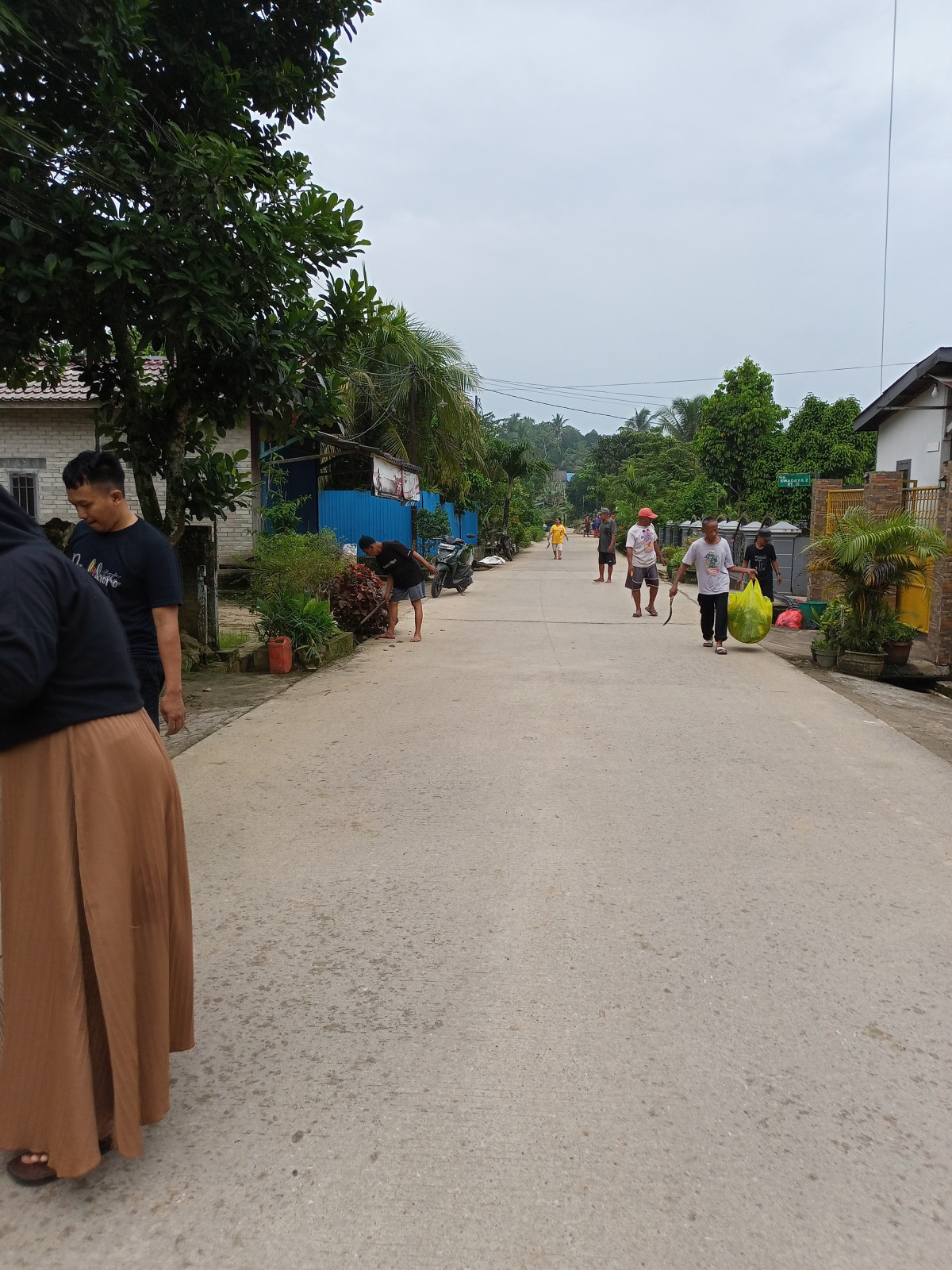Gotong royong warga RT 16