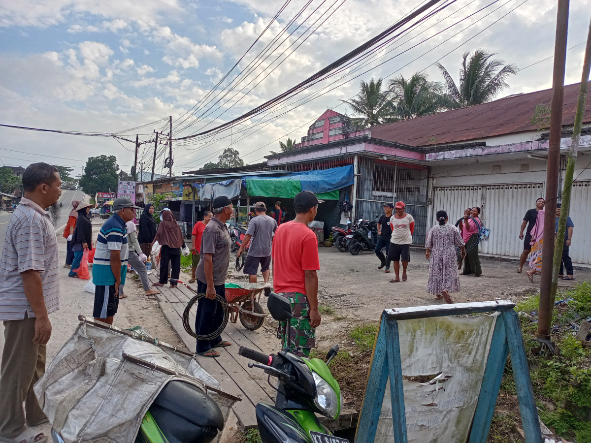 Gotong royong warga RT 16
