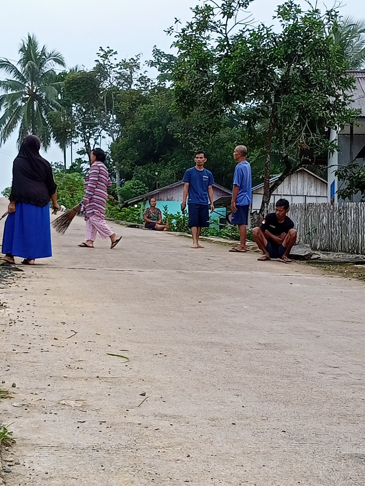 Gotong royong warga RT 16