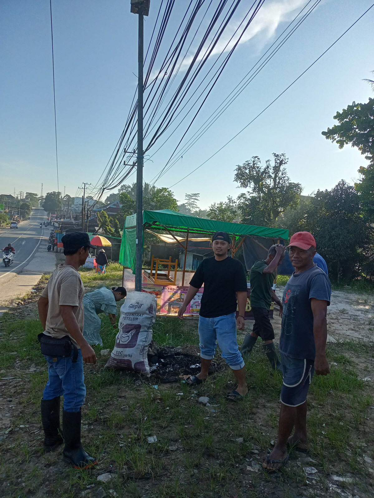 Gotong royong warga RT 16