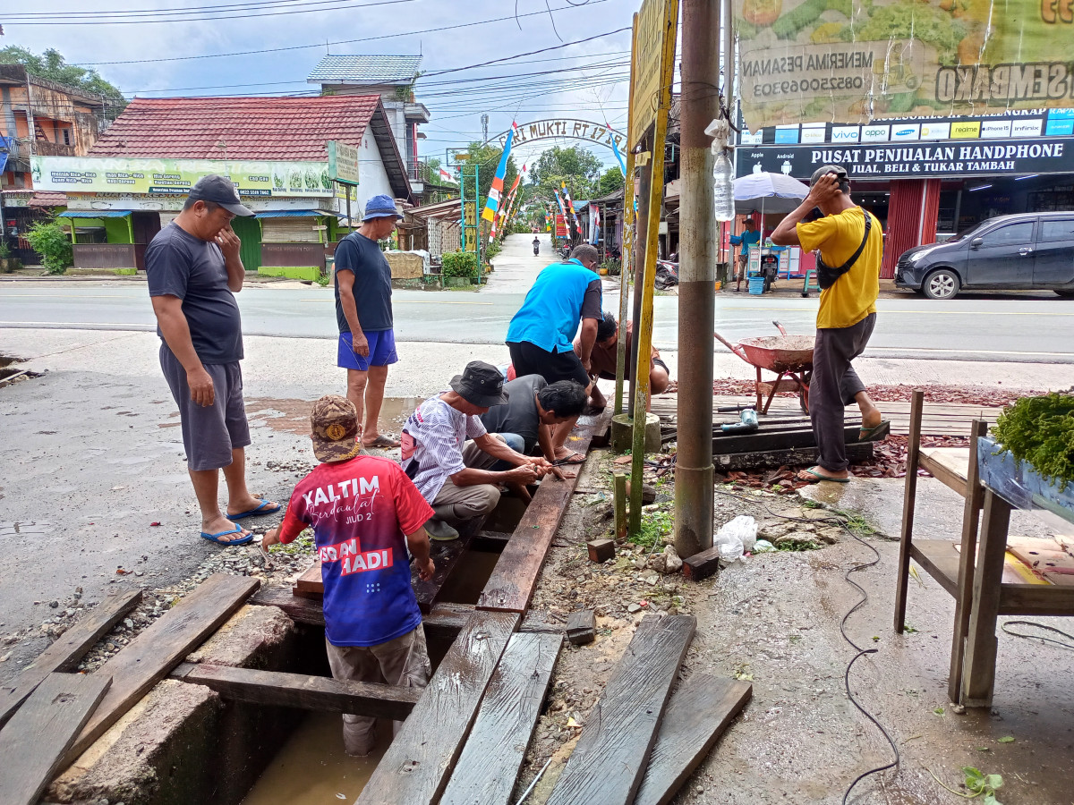 Gotong royong warga RT 16