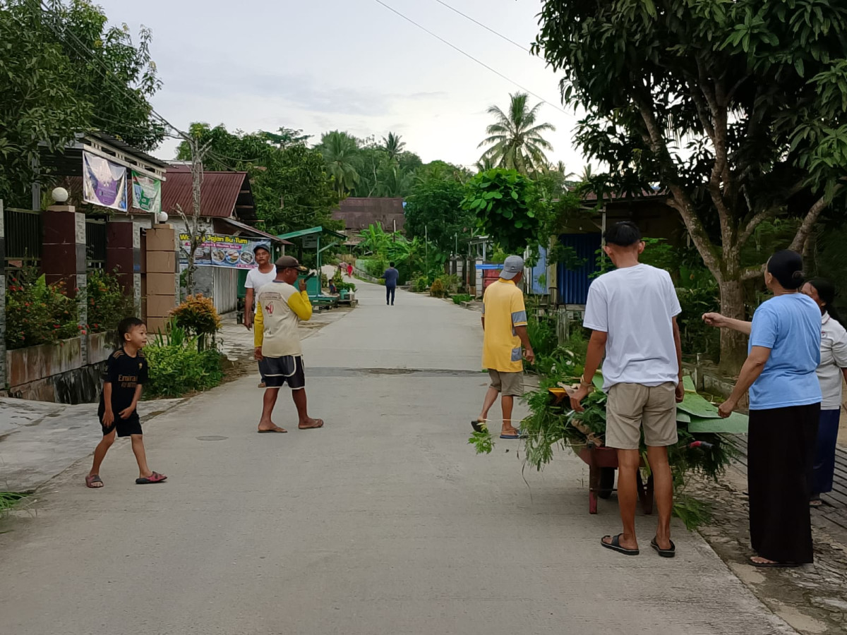 Gotong royong warga RT 16