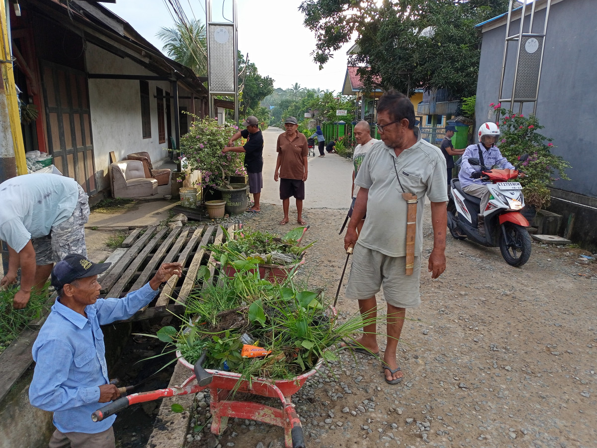 Gotong royong warga RT 16