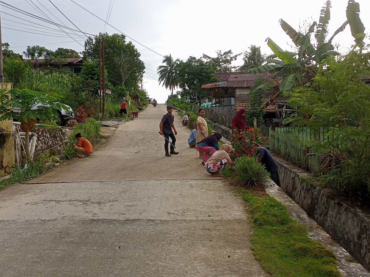 Gotong royong warga RT 16