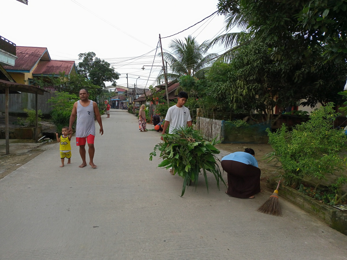 Gotong royong warga RT 16