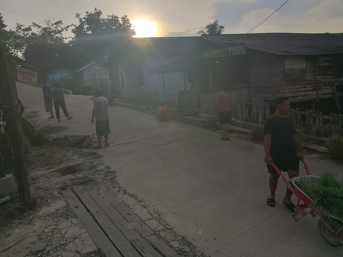 Gotong royong warga RT 16