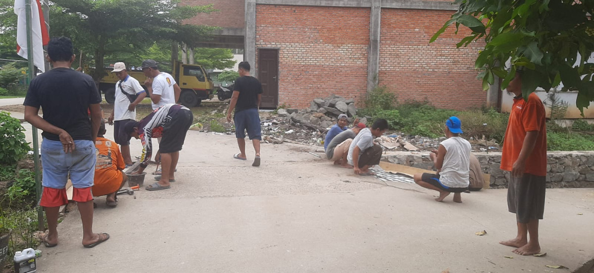 Pengecoran sayap jembatan Jl. Giri Mukti RT. 17 Gg. Agathis Tanah Merah Masjid Nurul Hidayah