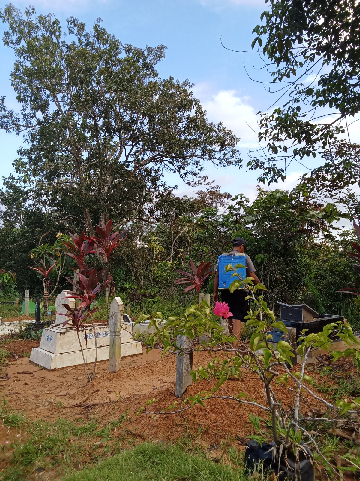 PENYEMPROTAN RUMPUT MAKAM MUSLIMIN RT 19