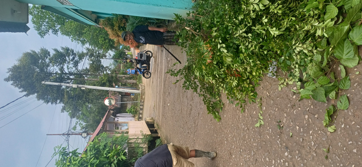 Perbakan pos kamling dan pembersihan taman Musholla