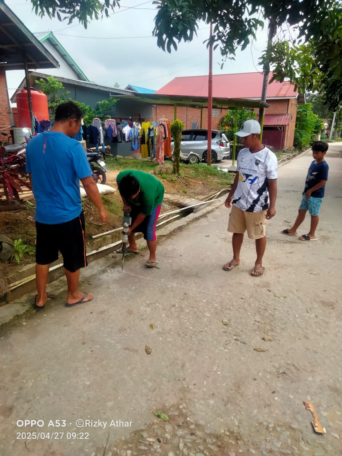 Pembersihan sampah parit