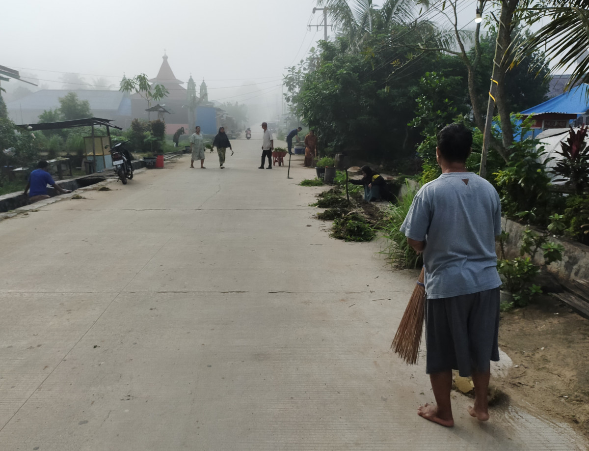 Gotongroyong kebersihan lingkungan di RT 21 Jl. Serayu