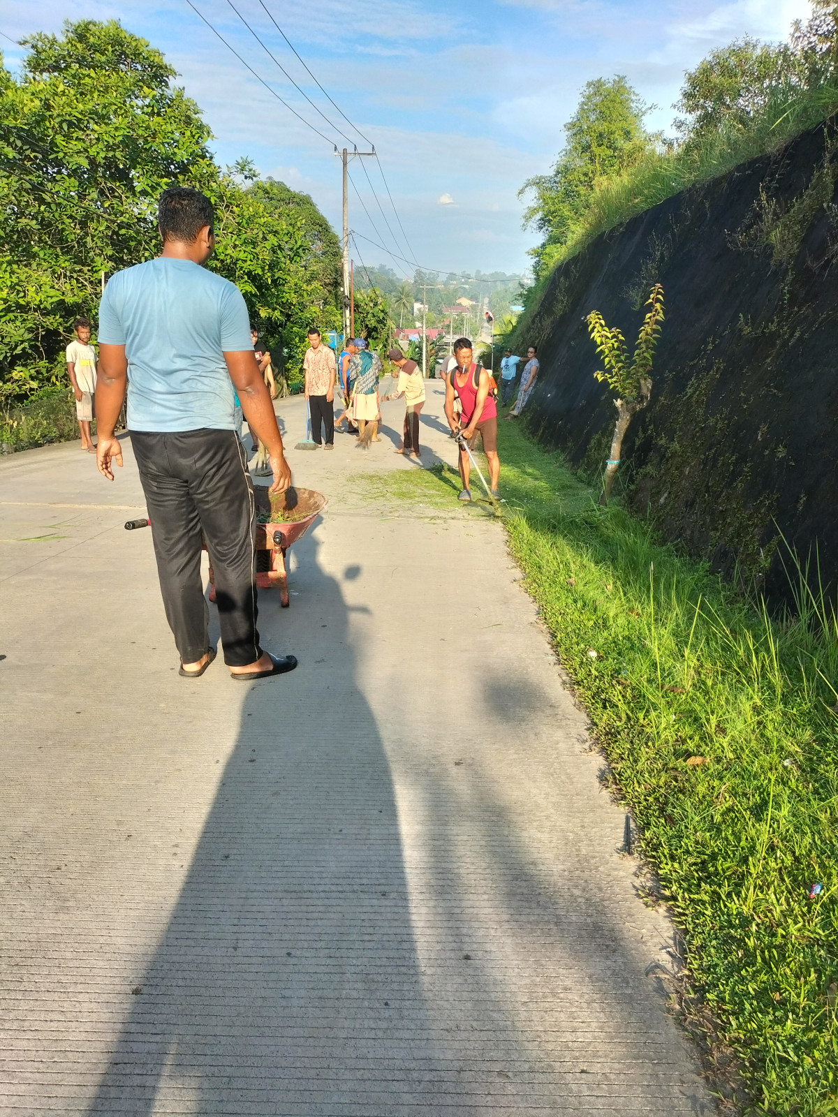 Membersihkan lingkungan