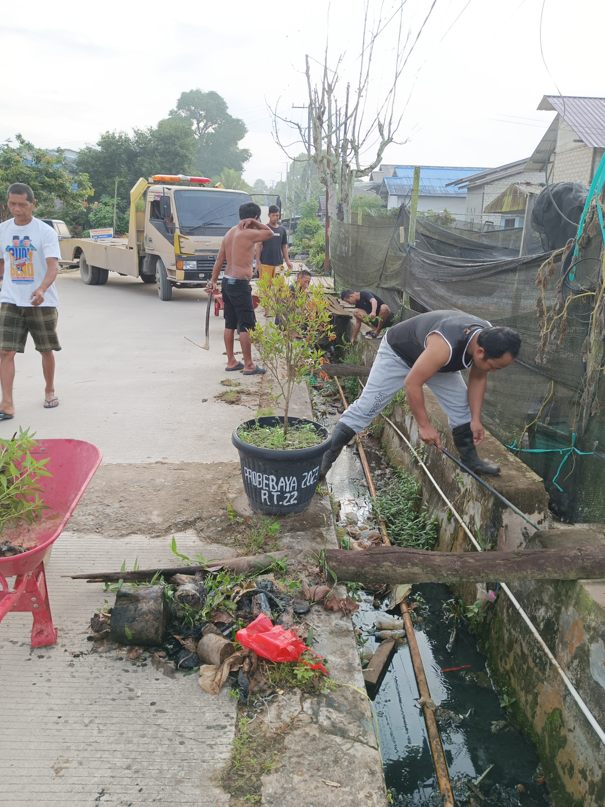 Membersihkan drainase
