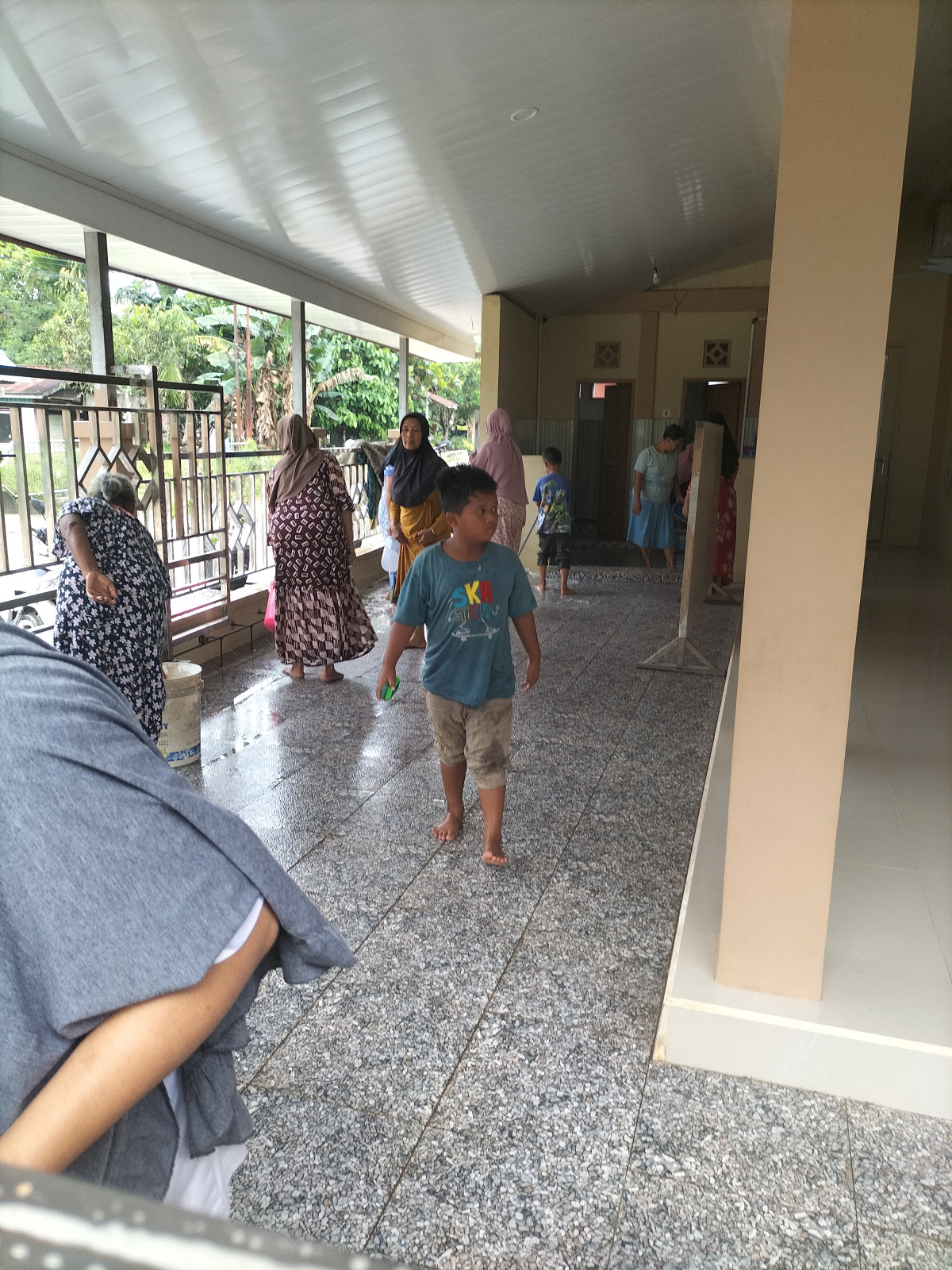 Membersihkan musholla