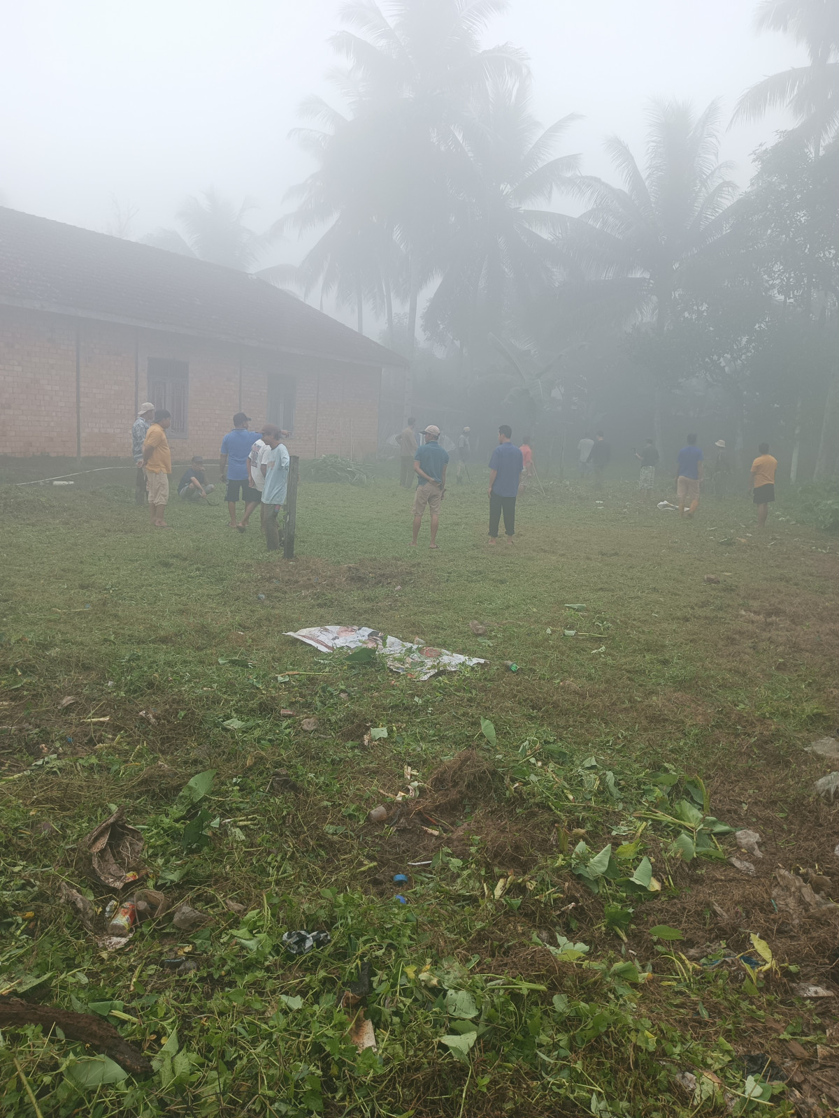 Membersihkan lapangan pemotongan hewan kurban