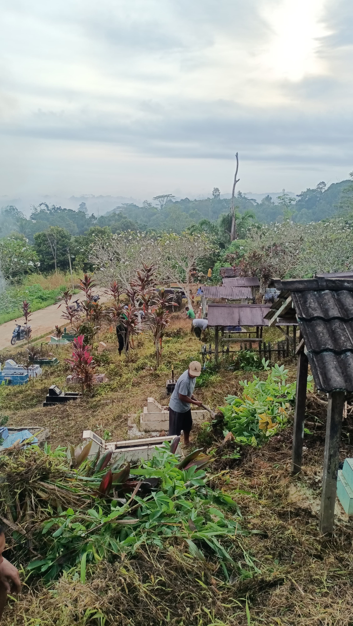 Membersihkan pemakaman