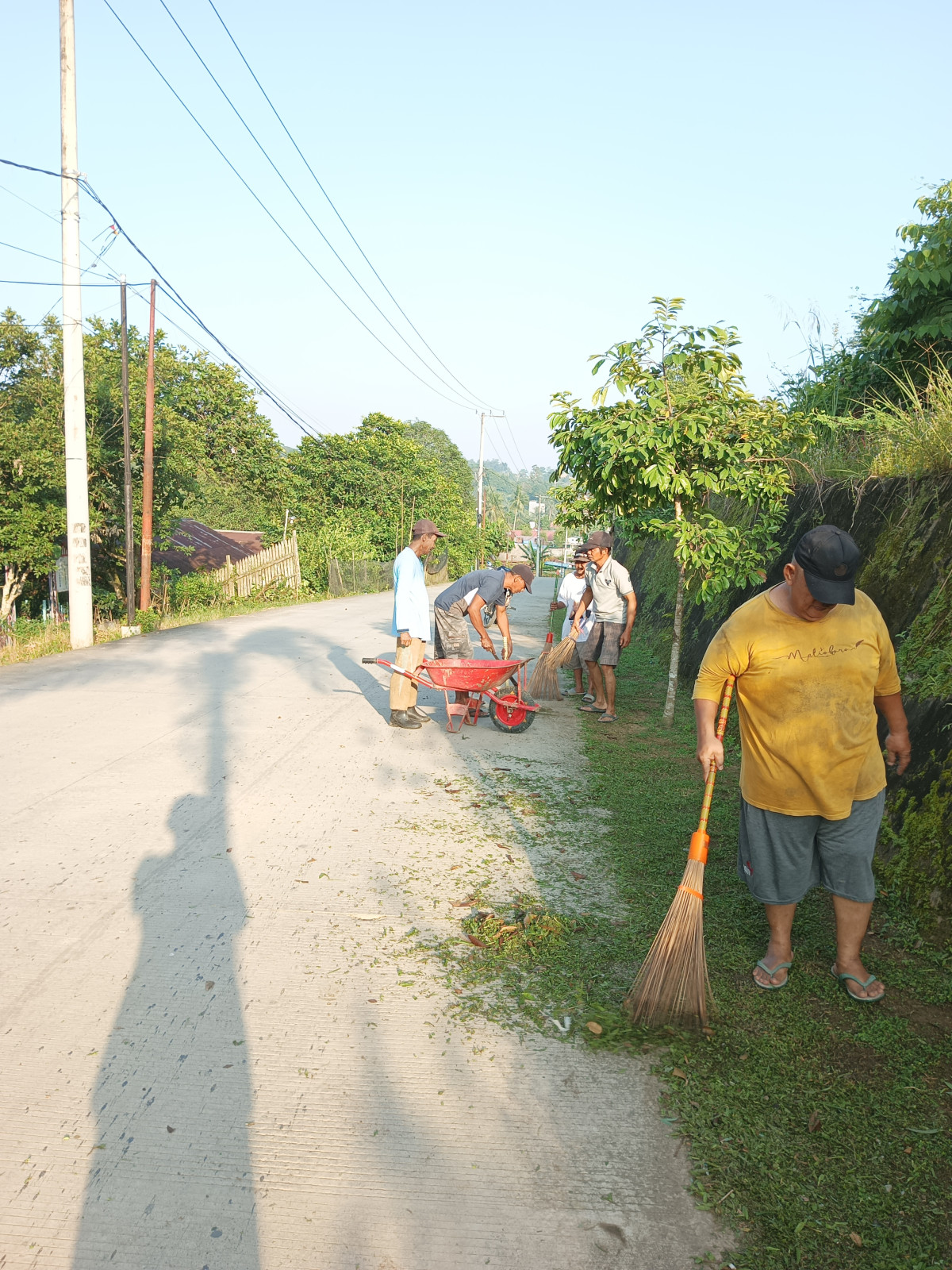 Membersihkan jalan lingkungan