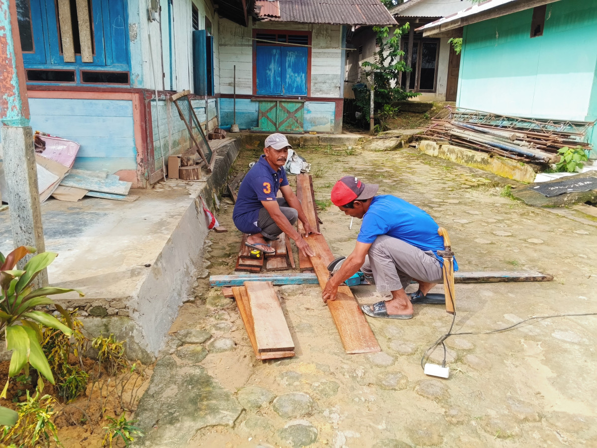 Pembuatan papan makam